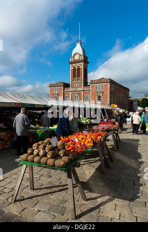 Chesterfield Derbyshire Open-Air Markt Stall Shopper Surfen, Obst und Gemüse auf dem display Stockfoto