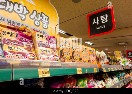 Innere des Lotte Mart (Supermarkt) in Seoul, Korea Stockfoto