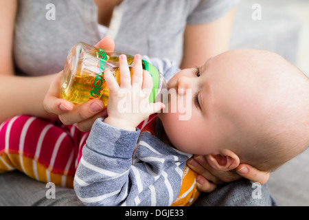 Mutter Fütterung Baby Sohn mit Flasche Stockfoto