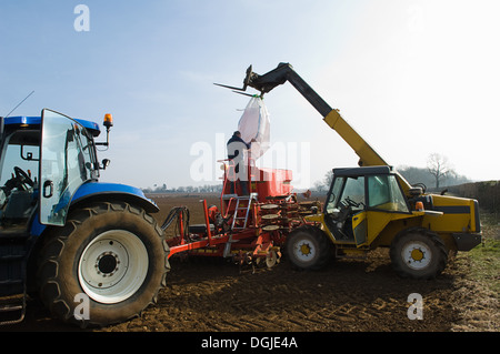 Bauer Maschinen mit Saatgut für die Bepflanzung zu füllen Stockfoto