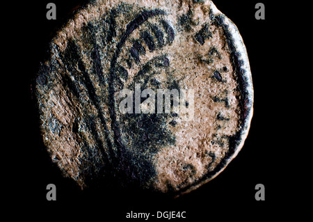 alten Konstantin der große Quadriga Hand Gottes römischen Münze in Studioumgebung Stockfoto