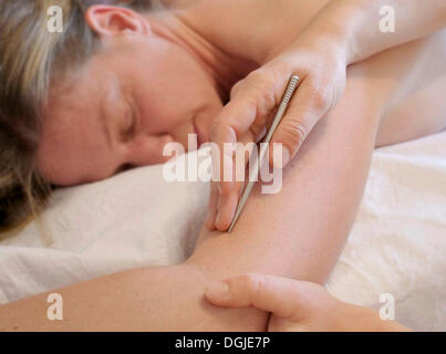 Frau, 40 Jahre, medizinische massage, Akupressur-Massage, Meridian-Therapie Stockfoto