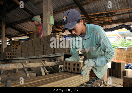 Frau in ein Backstein-Fabrik, Vietnam, Südostasien Stockfoto