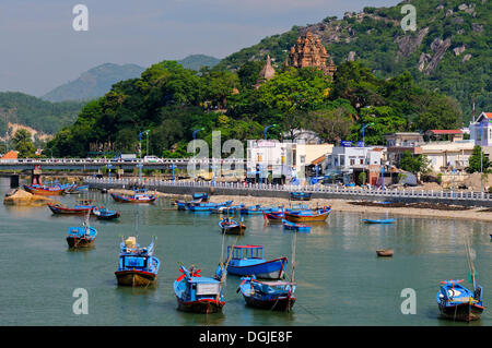 Angelboote/Fischerboote, Hafen von Nha Trang am Fluss Cai, im Rücken den Po Nagar Tempel, Vietnam, Südostasien Stockfoto