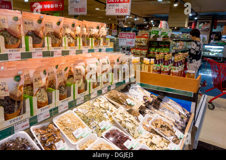 Innere des Lotte Mart (Supermarkt) in Seoul, Korea Stockfoto