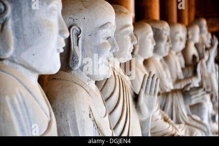 Alabaster Statuen im Inneren der Chua Bai Dinh Pagode, derzeit eine Baustelle, zu einem der größten Pagoden von Stockfoto