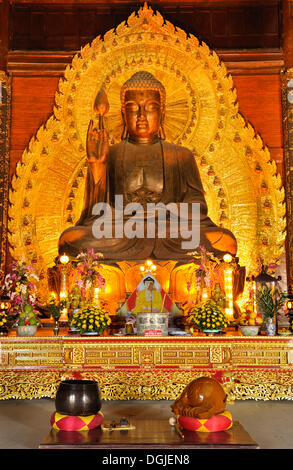 Goldene Buddha-Statue auf der Baustelle der Chua Bai Dinh Pagode, eine der größten Pagoden in Südost-Asien Stockfoto