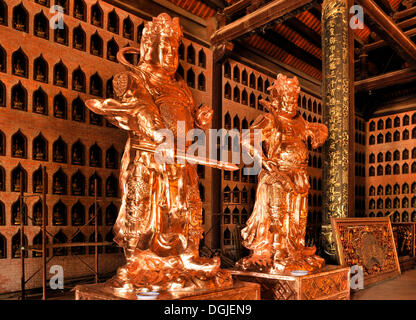 Restaurierten Statuen auf der Baustelle der Chua Bai Dinh Pagode, eine der größten Pagoden in Südost-Asien Stockfoto