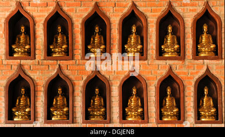 Kleine Buddha-Statuen auf der Baustelle der Chua Bai Dinh Pagode, eine der größten Pagoden in Südost-Asien Stockfoto