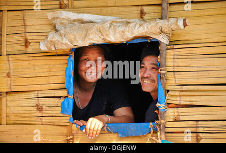 Mann und Frau aus einem Fenster, Vietnam, Asien Stockfoto