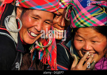 Frauen aus der Black Hmong ethnische Minderheit auf dem Markt von Sapa oder Sa Pa, Vietnam, Vietnam, Nordasien Stockfoto