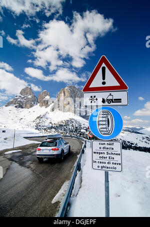 Verkehrszeichen, warnen, Winterdienst, Schneeketten obligatorisch im Schnee, in den Rücken der Langkofel-Gruppe, Sellajoch, Tyrol Stockfoto