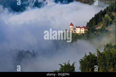 Villa in den frühen Morgenstunden mit Wolke Sea in den Bergen in Sapa oder Sa Pa, Provinz Lao Cai, Nord-Vietnam, Vietnam Stockfoto