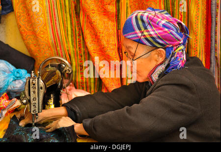 Nähen-alte der ethnischen Gruppe der Hmong, alte mechanische Nähmaschine auf dem Markt der Sapa oder Sa Pa, Provinz Lao Cai Stockfoto