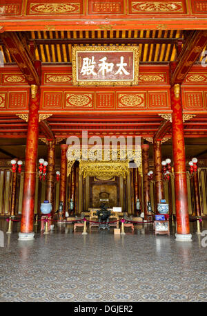 Thron-Raum Thai Hoa Palast, Hoang Thanh Kaiserpalast, Verbotene Stadt, Hue, UNESCO-Weltkulturerbe, Vietnam, Asien Stockfoto