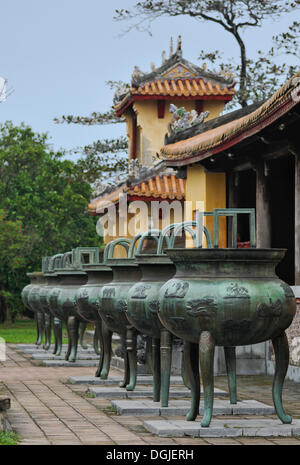 Neun dynastischen Urnen vor Hien Lam Pavillon in die Zitadelle, Imperial Palace von Hoang Thanh, Verbotene Stadt, Hue Stockfoto