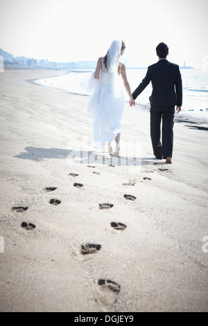 Brautpaar am Strand Stockfoto