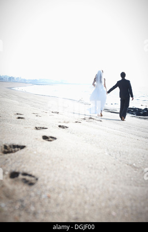 Brautpaar am Strand Stockfoto