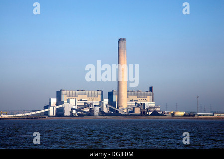 Kingsnorth Kraftwerk am Fluss Medway. Stockfoto