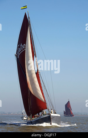 Themse Segeln Lastkahn Decima mit Repertor im Hintergrund konkurrieren im 2012 Medway Barge Match. Stockfoto