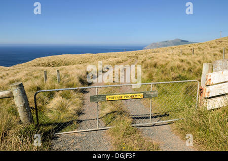 Tor mit einem Schild, Privateigentum, Otago, Südinsel, Neuseeland, Ozeanien Stockfoto