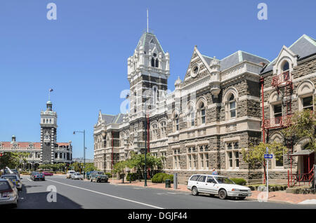 Dunedin Law Courts, historische Dunedin Railway Station auf der Rückseite, Dunedin, Südinsel, Neuseeland, Ozeanien Stockfoto