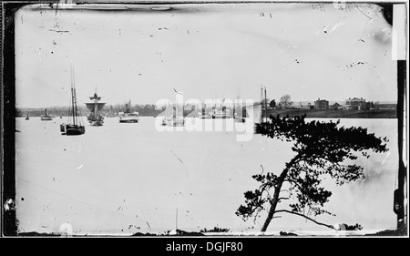 Diese Abbildung zeigt eine Transportflotte, die für den Transport von Gütern oder Personen während des Betriebs in Industrie oder Kriegszeiten verwendet wurde. Ziel der Flotte ist es, eine effiziente logistische Bewegung zu gewährleisten. Stockfoto