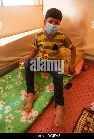 Krank junge mit einer Maske In einem syrischen Flüchtlingslager, Erbil, Kurdistan, Irak Stockfoto