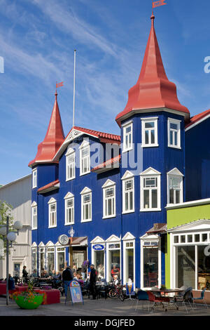 Café in der Fußgängerzone von Akureyri, Island, Europa Stockfoto