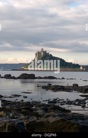 St. Michaels Mount bewölkten Hintergrund und Mount Bay, Felsen & Meer im Vordergrund Marizion Penzance Cornwall Lands End Halbinsel Stockfoto