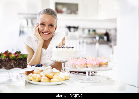 Porträt der Frau mit der Hand gemacht Kuchen Stockfoto