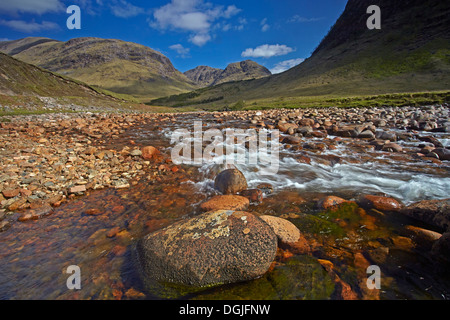 Der Fluß Etive Glen Etive durchströmt. Stockfoto