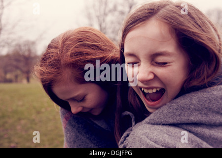 Junge Freunde in eine Decke gehüllt und Lachen im freien Stockfoto