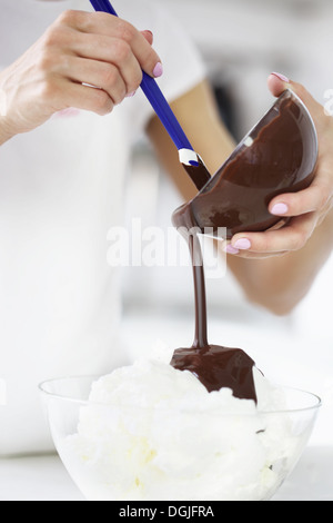 Frau Gießen geschmolzene Schokolade Stockfoto