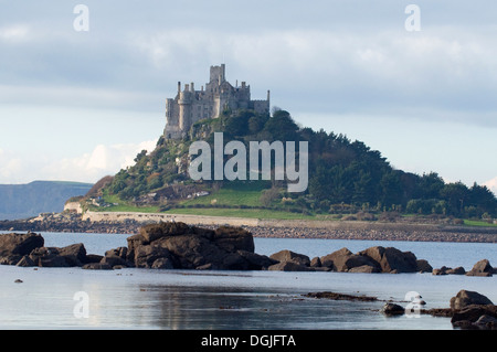 St. Michaels Mount bewölkten Hintergrund und Mount Bay & Meer im Vordergrund Marizion Penzance Cornwall Lands End Halbinsel Stockfoto