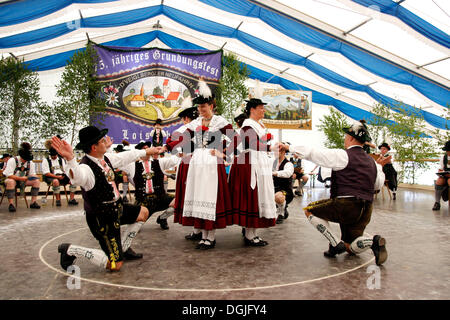 Schuhplattler traditioneller Tanz-Wettbewerb für den bayerischen Löwen, veranstaltet von der Folklore-Gesellschaft "d'Veiglberger", Pavillon, Stockfoto