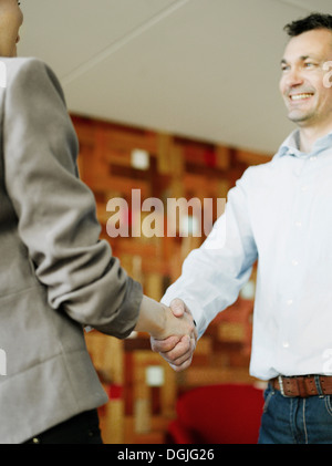 Mann und Frau, die Hände schütteln Stockfoto