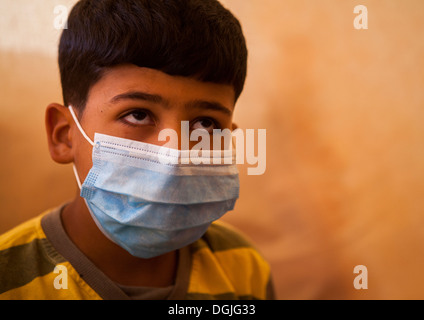 Krank junge mit einer Maske In einem syrischen Flüchtlingslager, Erbil, Kurdistan, Irak Stockfoto