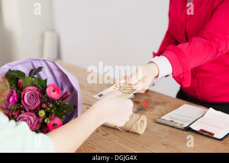 Der Kunde kauft Strauß von Floristen hautnah Stockfoto