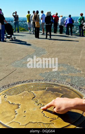 Eine Hand auf einer Bronze Karte von Brisbane City auf dem Gipfel des Mt Coot-Tha. Stockfoto