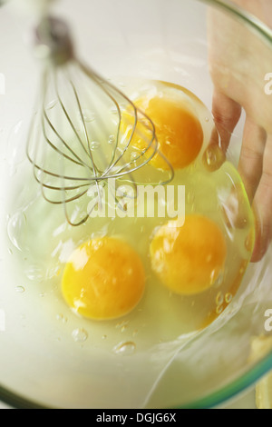 Person schlagen von Eiern Stockfoto