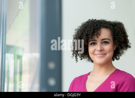 Porträt der jungen weiblichen Büroangestellten Stockfoto