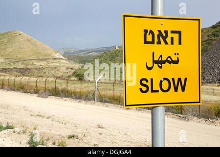 Tempolimit Schild, in der Nähe der jordanischen Grenze, in der Nähe von Hamat Gader, Israel, Nahost Stockfoto