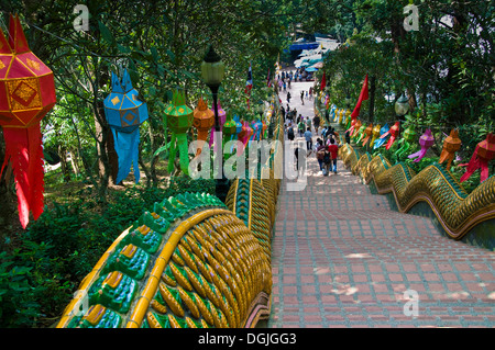 Menschen, Aufstieg und Abstieg die 300 Stufen bis zum Wat Phra, die Doi Suthep in Chiang Mai. Stockfoto