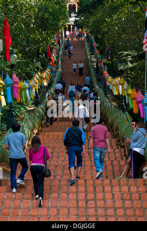 Menschen, Aufstieg und Abstieg die 300 Stufen bis zum Wat Phra, die Doi Suthep in Chiang Mai. Stockfoto