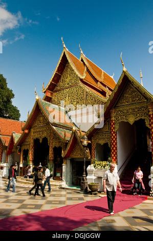 Touristen in Wat Phra, die Doi Suthep in Chiang Mai. Stockfoto