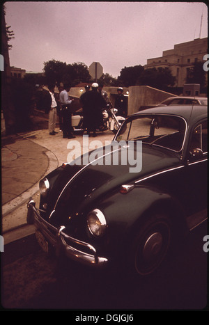 Polizisten befragen den Fahrer eines Autos, das als gestohlen gemeldet wurde. Dieses Bild zeigt den Moment der Untersuchung, Teil der Strafverfolgungsbemühungen zur Lösung von Autodiebstahlfällen. Stockfoto