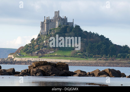 St. Michaels Mount bewölkten Hintergrund und Mount Bay & Meer im Vordergrund Marizion Penzance Cornwall Lands End Halbinsel Stockfoto