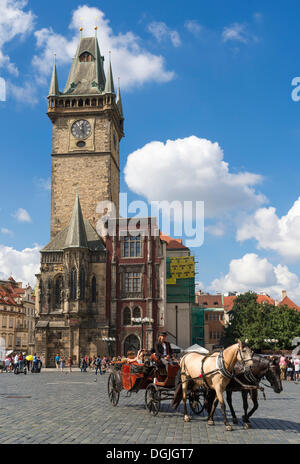 Altstädter Ring, Pferdekutsche vor alten Rathaus, Prag, Tschechische Republik, Europa Stockfoto