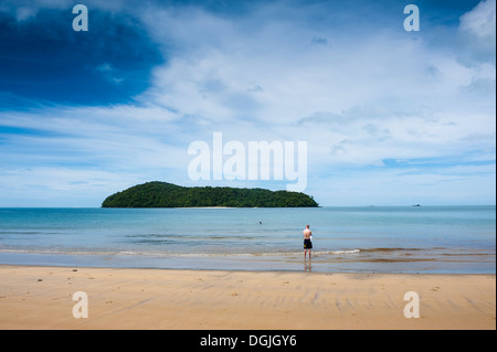 Ein Tourist steht auf Pantai Tengah Strand in Langkawi. Stockfoto